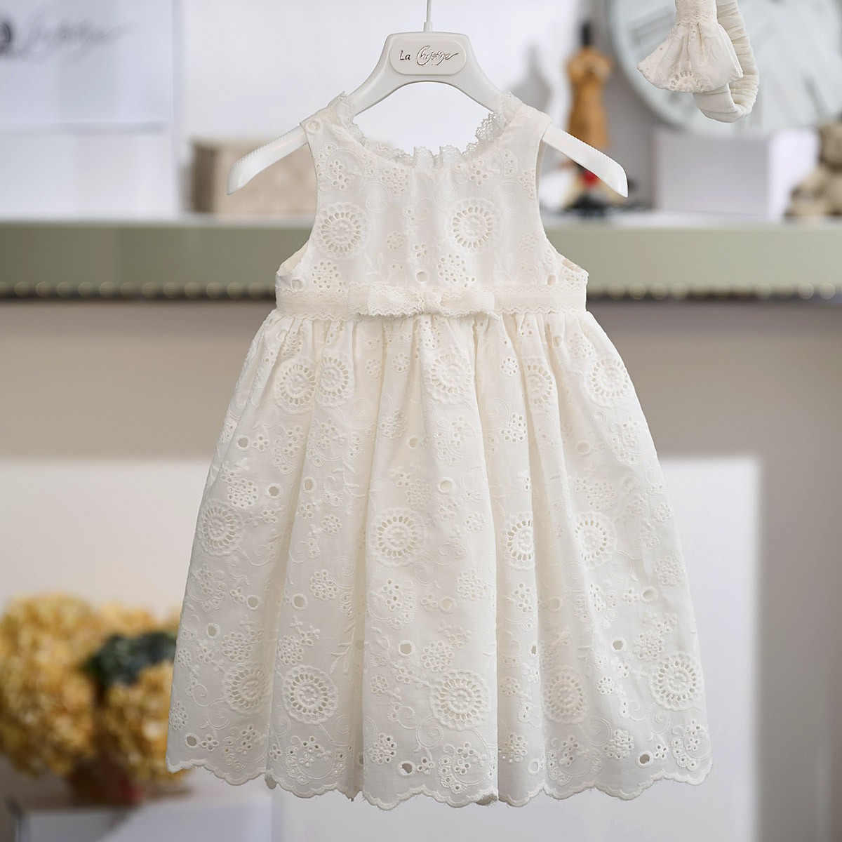 Κομψό Βαπτιστικό Φόρεμα 26Κ720 Off White με Κεντημένο Μπροντερί Ύφασμα
