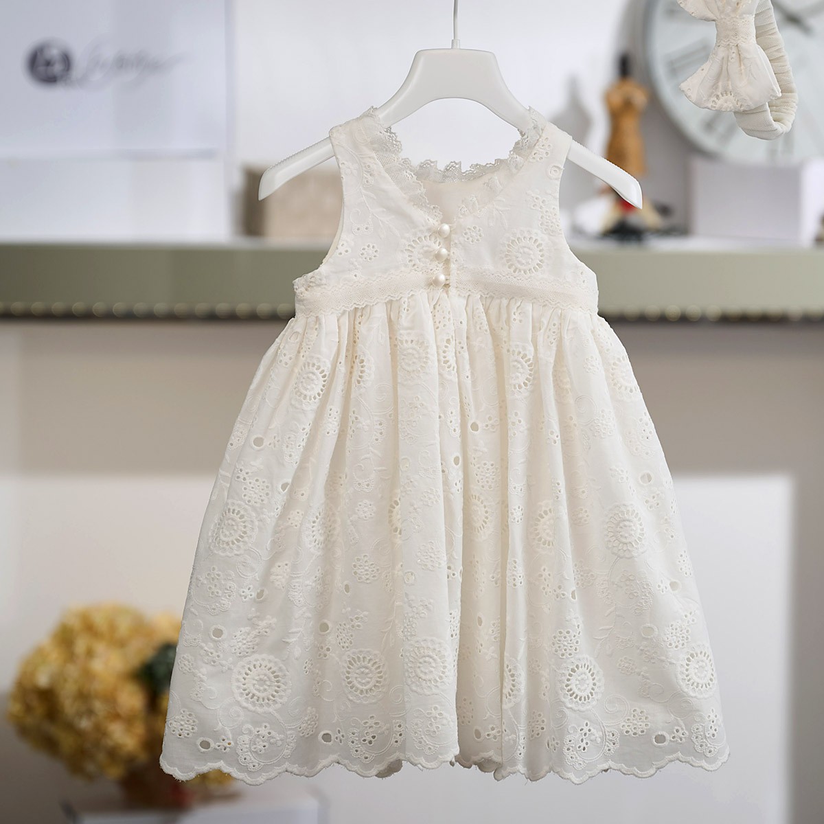 Κομψό Βαπτιστικό Φόρεμα 26Κ720 Off White με Κεντημένο Μπροντερί Ύφασμα