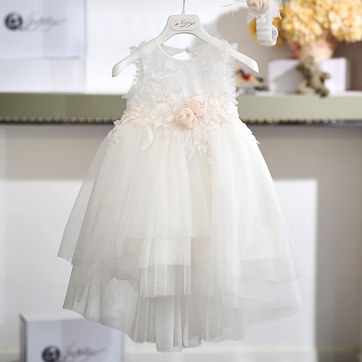 Κομψό Βαπτιστικό Φόρεμα 26Κ742 Off White με Ασύμμετρη Φούστα Τούλι