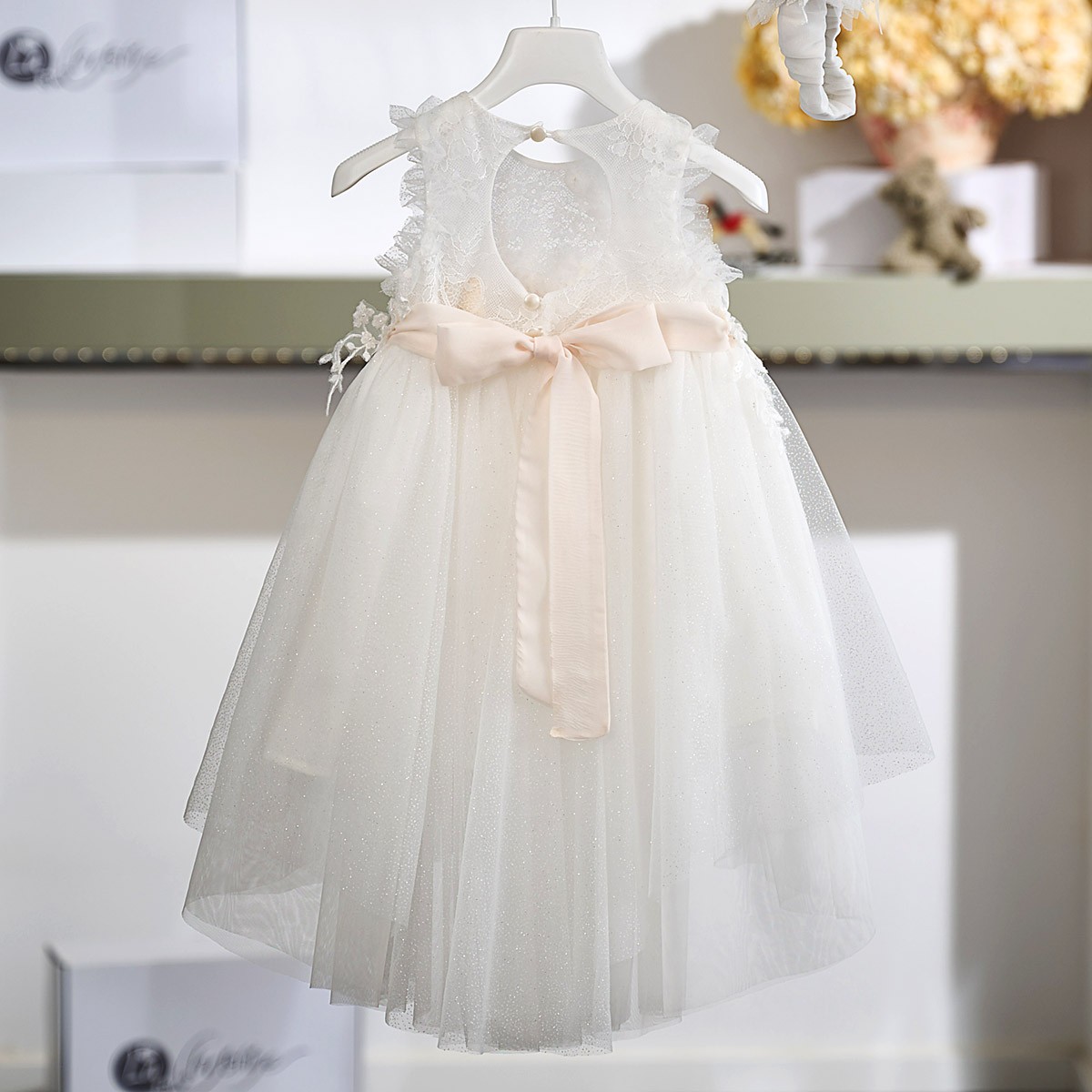 Κομψό Βαπτιστικό Φόρεμα 26Κ742 Off White με Ασύμμετρη Φούστα Τούλι