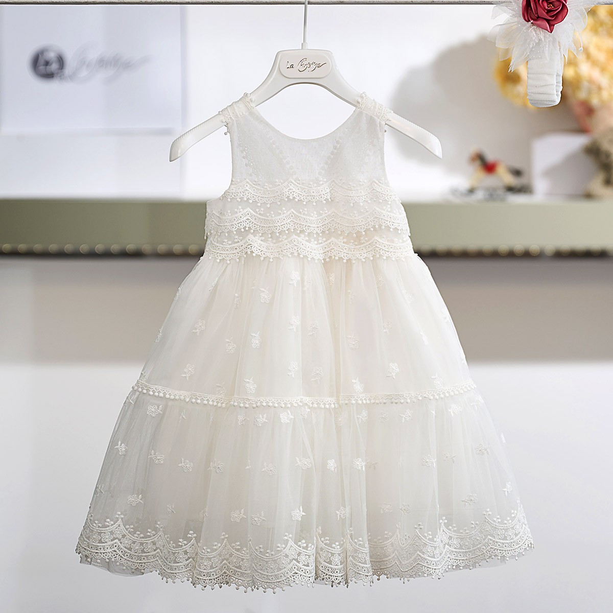 Βαπτιστικό Φόρεμα Κοριτσιού 26Κ748 Off White με Δαντέλα & Λουλούδι Φούξια